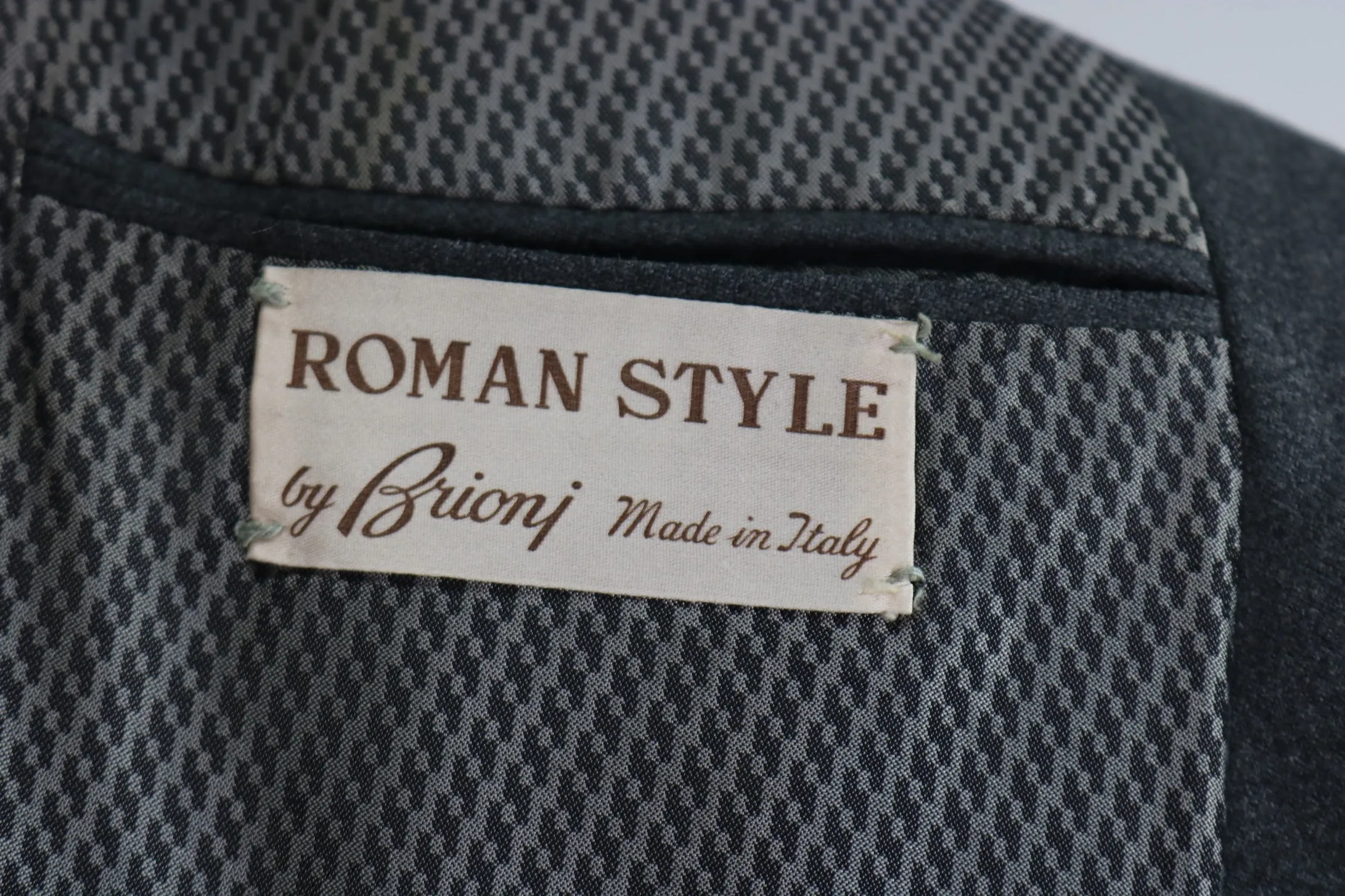 70s Brioni Charcoal Gray Suit    w34