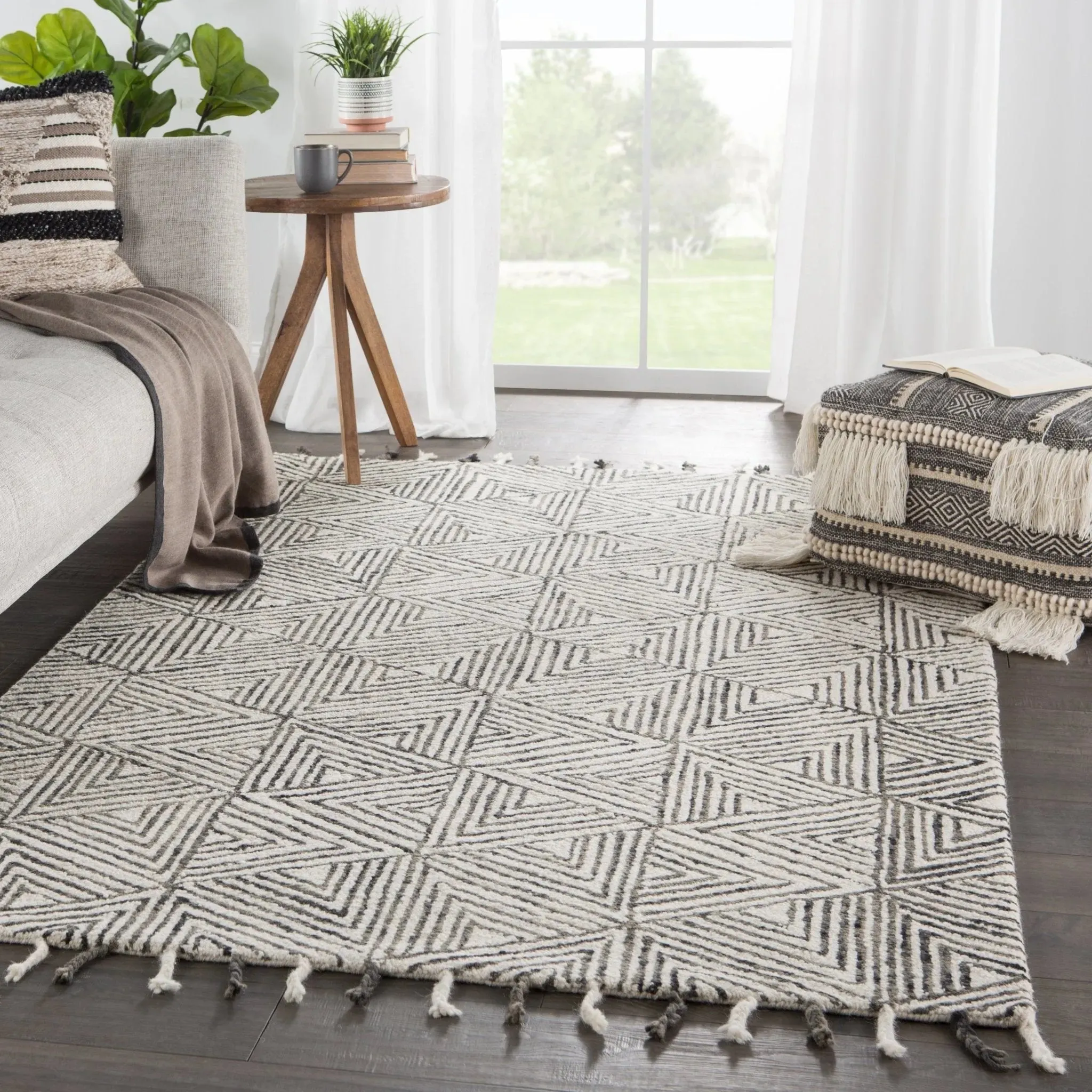 Vera By Nikki Chu VNK01 Black/Ivory Rug